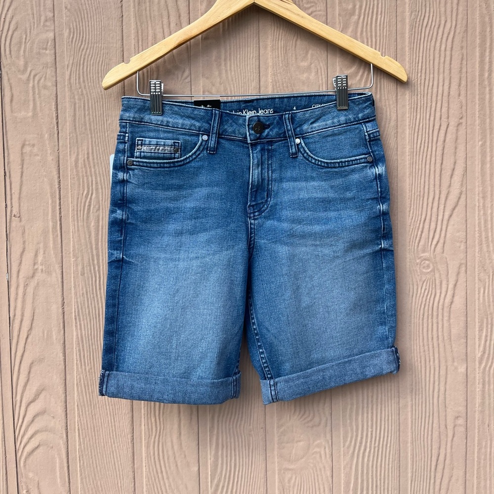 Calvin Klein Jeans Ladies' Roll Cuff Short
, size 4, brand new with tag!